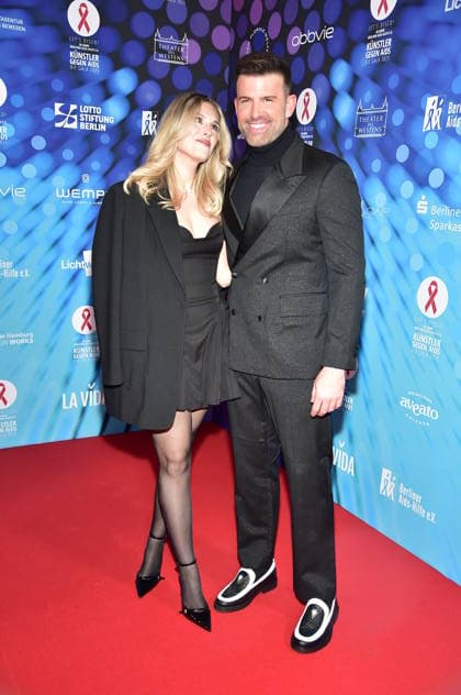 40. Jahre -KÜNSTLER GEGEN AIDS Ð DIE GALA 2025 KÜNSTLER GEGEN AIDS Ð DIE GALA 2025 Jay Khans mit Freundin Jessie Noe Scheuermann Ankunft, roter Teppich zum Jubiläum KÜNSTLER GEGEN AIDS Ð DIE GALA 2025 Benefizgala zum 40-jährigen Jubiläum der Berliner Aids-Hilfe e.V. im TDW in Berlin am 01.12.2025
