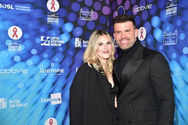 40. Jahre -KÜNSTLER GEGEN AIDS Ð DIE GALA 2025 KÜNSTLER GEGEN AIDS Ð DIE GALA 2025 Jay Khans mit Freundin Jessie Noe Scheuermann Ankunft, roter Teppich zum Jubiläum KÜNSTLER GEGEN AIDS Ð DIE GALA 2025 Benefizgala zum 40-jährigen Jubiläum der Berliner Aids-Hilfe e.V. im TDW in Berlin am 01.12.2025