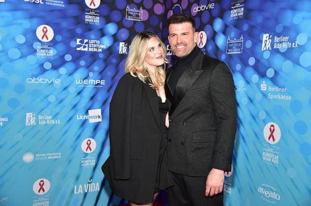 40. Jahre -KÜNSTLER GEGEN AIDS Ð DIE GALA 2025 KÜNSTLER GEGEN AIDS Ð DIE GALA 2025 Jay Khans mit Freundin Jessie Noe Scheuermann Ankunft, roter Teppich zum Jubiläum KÜNSTLER GEGEN AIDS Ð DIE GALA 2025 Benefizgala zum 40-jährigen Jubiläum der Berliner Aids-Hilfe e.V. im TDW in Berlin am 01.12.2025