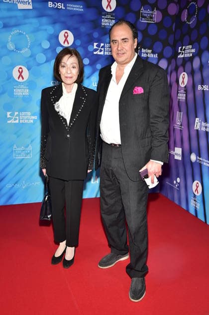 40. Jahre -KÜNSTLER GEGEN AIDS Ð DIE GALA 2025 KÜNSTLER GEGEN AIDS Ð DIE GALA 2025 Susanne Juhnkemit Sohn Oliver Juhnke Ankunft, roter Teppich zum Jubiläum KÜNSTLER GEGEN AIDS Ð DIE GALA 2025 Benefizgala zum 40-jährigen Jubiläum der Berliner Aids-Hilfe e.V. im TDW in Berlin am 01.12.2025