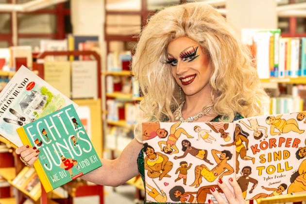 Dragqueen Vicky Voyage, nach ihrer Dragqueen-Lesung für Kinder, Stadtbibliothek Moosach, München, 1. Dezember 2025 Deutschland, München, 1. Dezember 2025, Dragqueen Vicky Voyage nach ihrer Lesung in der Stadtbibliothek Moosach, sie hatte vor Familien mit Kindern aus diesen Kinderbüchern vorgelesen, vor der Bibliothek in der Hanauer Straße war es während der Lesung zu heftigen Protesten von Rechtsextremen gekommen, auch eine christlich-fiundamentalistische Gruppe hatte gegen die von ihnen so genannte Frühsexualisierung von Kindern protestiert, dazu gab es zwei Gegendemos gegen Rechts vom Bündnis München ist bunt und einer Antifa-Gruppe, Montagnachmittag ab 16 Uhr im Stadtteil Moosach, *** Drag queen Vicky Voyage, after her drag quee