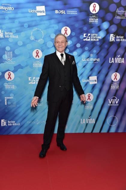 40. Jahre -KÜNSTLER GEGEN AIDS Ð DIE GALA 2025 KÜNSTLER GEGEN AIDS Ð DIE GALA 2025 Georg Preusse , ehm. Mary Ankunft, roter Teppich zum Jubiläum KÜNSTLER GEGEN AIDS Ð DIE GALA 2025 Benefizgala zum 40-jährigen Jubiläum der Berliner Aids-Hilfe e.V. im TDW in Berlin am 01.12.2025