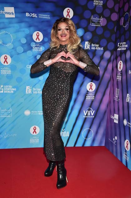 40. Jahre -KÜNSTLER GEGEN AIDS Ð DIE GALA 2025 KÜNSTLER GEGEN AIDS Ð DIE GALA 2025 Gloria Viagra,, Travestrie Künstlerin Ankunft, roter Teppich zum Jubiläum KÜNSTLER GEGEN AIDS Ð DIE GALA 2025 Benefizgala zum 40-jährigen Jubiläum der Berliner Aids-Hilfe e.V. im TDW in Berlin am 01.12.2025