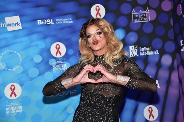 40. Jahre -KÜNSTLER GEGEN AIDS Ð DIE GALA 2025 KÜNSTLER GEGEN AIDS Ð DIE GALA 2025 Gloria Viagra,, Travestrie Künstlerin Ankunft, roter Teppich zum Jubiläum KÜNSTLER GEGEN AIDS Ð DIE GALA 2025 Benefizgala zum 40-jährigen Jubiläum der Berliner Aids-Hilfe e.V. im TDW in Berlin am 01.12.2025
