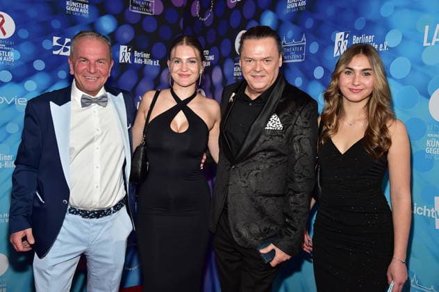 40. Jahre -KÜNSTLER GEGEN AIDS Ð DIE GALA 2025 KÜNSTLER GEGEN AIDS Ð DIE GALA 2025 Mario Koss mit Tochter Michelle und deren Freundin und Lars Vestergaard von Laustsen Ankunft, roter Teppich zum Jubiläum KÜNSTLER GEGEN AIDS Ð DIE GALA 2025 Benefizgala zum 40-jährigen Jubiläum der Berliner Aids-Hilfe e.V. im TDW in Berlin am 01.12.2025