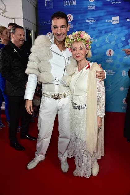 40. Jahre -KÜNSTLER GEGEN AIDS Ð DIE GALA 2025 KÜNSTLER GEGEN AIDS Ð DIE GALA 2025 benny Holler, Monella Caspar, SchwarzBlond Ankunft, roter Teppich zum Jubiläum KÜNSTLER GEGEN AIDS Ð DIE GALA 2025 Benefizgala zum 40-jährigen Jubiläum der Berliner Aids-Hilfe e.V. im TDW in Berlin am 01.12.2025