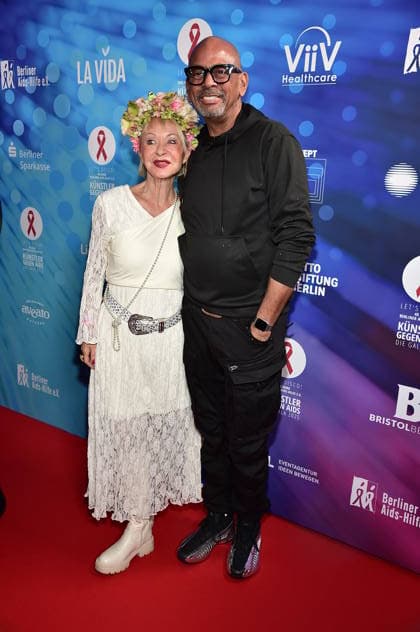 40. Jahre -KÜNSTLER GEGEN AIDS Ð DIE GALA 2025 KÜNSTLER GEGEN AIDS Ð DIE GALA 2025 Monella Caspar, SchwarzBlond, Pierre Sanoussi-Bliss Ankunft, roter Teppich zum Jubiläum KÜNSTLER GEGEN AIDS Ð DIE GALA 2025 Benefizgala zum 40-jährigen Jubiläum der Berliner Aids-Hilfe e.V. im TDW in Berlin am 01.12.2025