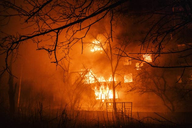 Russians hit high-rise building in Kramatorsk: at least four people injured KRAMATORSK, UKRAINE - DECEMBER 01: Building on fire as firefighters work to extinguish the blaze after a Russian strike hit the building in Kramatorsk, Donetsk region, injuring one woman, on December 01, 2025. Jose Colon Anadolu Kramatorsk Ukraine. Editorial use only. Please get in touch for any other usage.  Copyright: x2025xAnadoluxJosexColonx