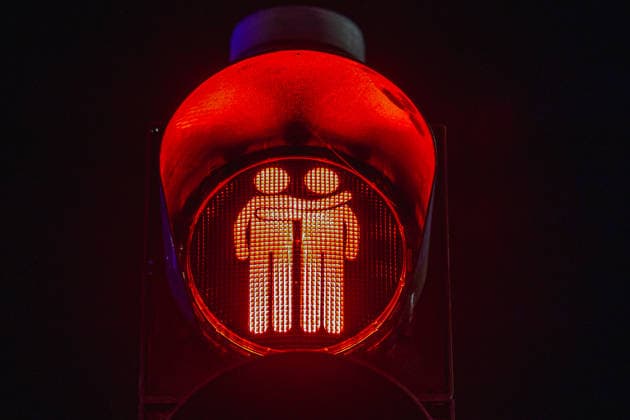 Diversity-Ampeln auf Siemens Campus Erlangen bei Nacht, Erlangen, 01.12.2025 Ein rotes Fußgängerampel-Signal zeigt zwei männliche Figuren, die sich freundschaftlich oder liebevoll umarmen ein starkes Zeichen für Toleranz und Gleichstellung. Diese Diversity-Ampeln unterstreichen das Engagement für Vielfalt, Inklusion und LGBTQ+-Sichtbarkeit im Alltag. Erlangen Forschungszentrum Bayern Deutschland *** Diversity traffic lights on Siemens Campus Erlangen at night, Erlangen, 01 12 2025 A red pedestrian traffic light signal shows two male figures embracing each other in a friendly or loving embrace a strong sign of tolerance and equality These diversity traffic lights underline the commitment to diversity, inclusion and LGBTQ visibility 20251201-6V2A2973-M4000