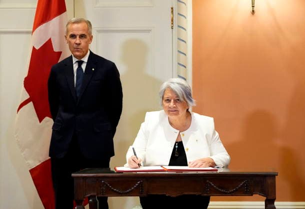 December 1, 2025, Ottawa, On, CAN: Gov. Gen. Mary Simon participates in a signing as Prime Minister Mark Carney looks on, during a cabinet swearing in ceremony at Rideau Hall in Ottawa, on Monday, Dec. 1, 2025. Ottawa CAN  - ZUMAc35_ 20251201_zaf_c35_041 Copyright: xJustinxTangx