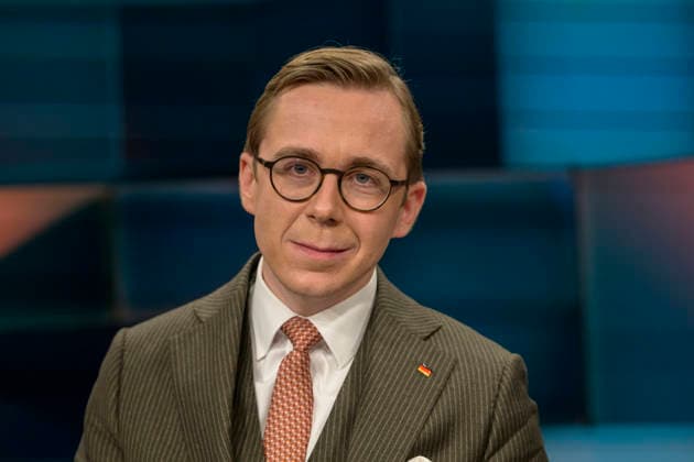 GER, Berlin, hart aber fair - Polittalk, TV, Format, mit Moderator - Louis Klamroth, Das Erste, Das Thema: im Bild v.l.: Philipp Amthor (CDU): Parlamentarischer Staatssekretaer beim Bundesminister für Digitales und Staatsmodernisierung, 01.12.2025, *** GER, Berlin, hart aber fair Polittalk, TV, Format, mit Moderator Louis Klamroth, Das Erste, Das Thema im Bild v l Philipp Amthor CDU Parlamentarischer Staatssekretaer beim Bundesminister für Digitales und Staatsmodernisierung, 01 12 2025, Copyright: HMBxMedia UwexKoch
