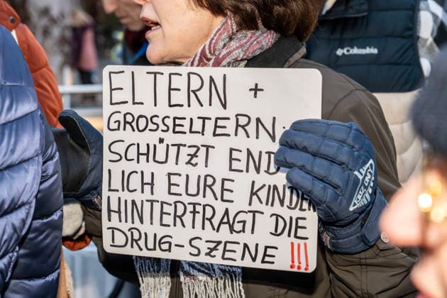 Rechte Demonstrantin protestiert gegen die Dragqueen-Lesung für Kinder mit Dragqueen Vicky Voyage in der Stadtbibliothek Moosach, München, 1. Dezember 2025 Deutschland, München, 1. Dezember 2025, Rechte Demonstrantin protestiert gegen die Dragqueen-Lesung für Kinder mit Dragqueen Vicky Voyage in der Stadtbibliothek Moosach, Vicky Voyage liest vor Familien mit Kindern aus Kinderbüchern vor, vor der Bibliothek in der Hanauer Straße kommt es während der Lesung zu heftigen Protesten von Rechtsextremen, Montagnachmittag ab 16 Uhr im Stadtteil Moosach,