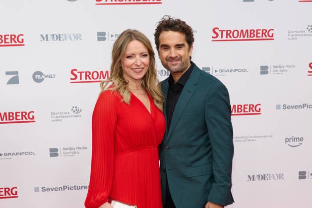 Diana Staehly und Oliver Wnuk - Kinopremiere von Stromberg Wieder Alles Wie Immer im Zoo Palast in Berlin am 01.12.2025. Premiere Stromberg - Wieder Alles Wie Immer