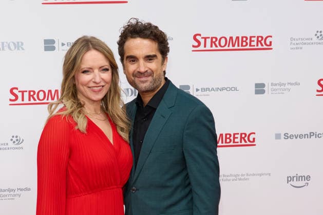 Diana Staehly und Oliver Wnuk - Kinopremiere von Stromberg Wieder Alles Wie Immer im Zoo Palast in Berlin am 01.12.2025. Premiere Stromberg - Wieder Alles Wie Immer