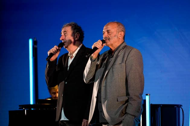 PEOPLE: Gala Fondation Recherche Alzheimer - Lyon - 02 12 2025 Francois Morel et Louis Chedid en duo sur la scene du Gala 2025 de la Fondation Recherche Alzheimer Ã Lyon le 01 12 2025. Photo Sandrine Thesillat PsNewZ  Copyright: xSandrinexTHESILLATx