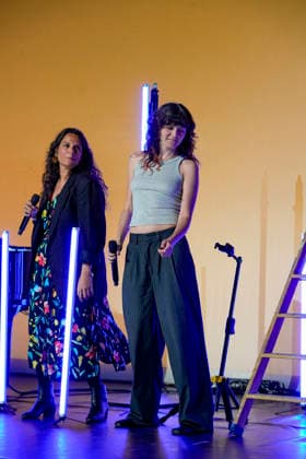 PEOPLE: Gala Fondation Recherche Alzheimer - Lyon - 02 12 2025 Anna et Billie Chedid chantent lors du Gala 2025 de la Fondation Recherche Alzheimer Ã Lyon le 01 12 2025. Photo Sandrine Thesillat PsNewZ  Copyright: xSandrinexTHESILLATx