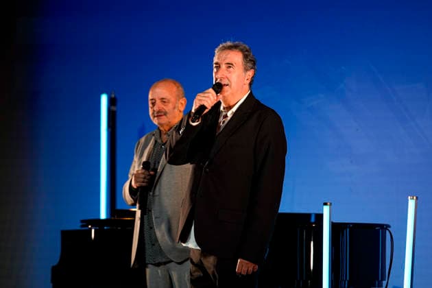 PEOPLE: Gala Fondation Recherche Alzheimer - Lyon - 02 12 2025 Francois Morel et Louis Chedid en duo sur la scene du Gala 2025 de la Fondation Recherche Alzheimer Ã Lyon le 01 12 2025. Photo Sandrine Thesillat PsNewZ  Copyright: xSandrinexTHESILLATx