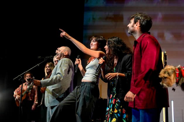 PEOPLE: Gala Fondation Recherche Alzheimer - Lyon - 02 12 2025 Thibault Chauvin, Louis Chedid, Billie Chedid, Anna Chedid, Joseph Chedid sur la scene du Gala 2025 de la Fondation Recherche Alzheimer Ã Lyon le 01 12 2025. Photo Sandrine Thesillat PsNewZ  Copyright: xSandrinexTHESILLATx