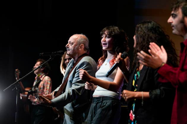 PEOPLE: Gala Fondation Recherche Alzheimer - Lyon - 02 12 2025 Thibault Chauvin, Louis Chedid, Billie Chedid, Anna Chedid, Joseph Chedid sur la scene du Gala 2025 de la Fondation Recherche Alzheimer Ã Lyon le 01 12 2025. Photo Sandrine Thesillat PsNewZ  Copyright: xSandrinexTHESILLATx