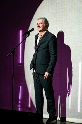 PEOPLE: Gala Fondation Recherche Alzheimer - Lyon - 02 12 2025 Francois Morel chante et rÃ cite un poeme sur la scene du Gala 2025 de la Fondation Recherche Alzheimer Ã Lyon le 01 12 2025. Photo Sandrine Thesillat PsNewZ  Copyright: xSandrinexTHESILLATx
