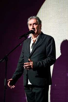 PEOPLE: Gala Fondation Recherche Alzheimer - Lyon - 02 12 2025 Francois Morel chante et rÃ cite un poeme sur la scene du Gala 2025 de la Fondation Recherche Alzheimer Ã Lyon le 01 12 2025. Photo Sandrine Thesillat PsNewZ  Copyright: xSandrinexTHESILLATx