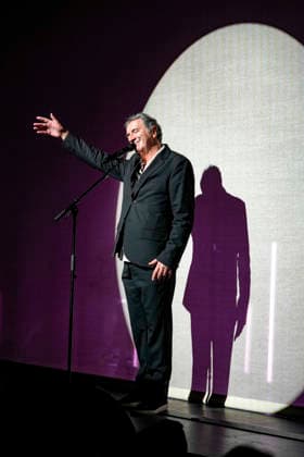 PEOPLE: Gala Fondation Recherche Alzheimer - Lyon - 02 12 2025 Francois Morel chante et rÃ cite un poeme sur la scene du Gala 2025 de la Fondation Recherche Alzheimer Ã Lyon le 01 12 2025. Photo Sandrine Thesillat PsNewZ  Copyright: xSandrinexTHESILLATx