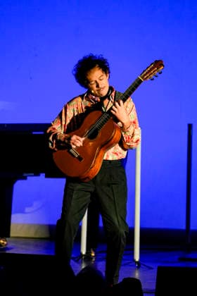 PEOPLE: Gala Fondation Recherche Alzheimer - Lyon - 02 12 2025 Thibault Chauvin interprete une chanson Ã la guitare lors du Gala 2025 de la Fondation Recherche Alzheimer Ã Lyon le 01 12 2025. Photo Sandrine Thesillat PsNewZ  Copyright: xSandrinexTHESILLATx