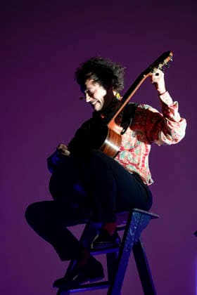 PEOPLE: Gala Fondation Recherche Alzheimer - Lyon - 02 12 2025 Thibault Chauvin interprete un morceau de Bach Ã la guitaire lors du Gala 2025 de la Fondation Recherche Alzheimer Ã Lyon le 01 12 2025. Photo Sandrine Thesillat PsNewZ  Copyright: xSandrinexTHESILLATx