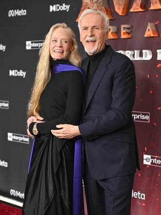 ˜Avatar Fire and Ash™ World Premiere Suzy Amis and James Cameron arriving to the world premiere of Avatar Fire and Ash at the Dolby Theatre on December 1, 2025 in Hollywood, Ca. Hollywood Dolby Theatre California USA Copyright: xLISAxOConnor xAFF-USA.COMx
