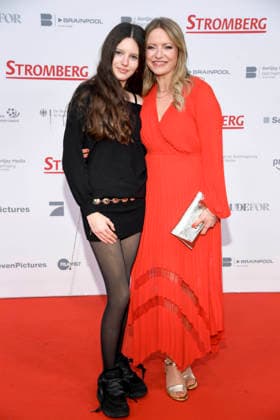 ABBberlin: Mila Wolter und Diana Staehly Schauspielerinen auf dem roten Teppich bei der Weltpremiere des Kino Films STROMBERG WIEDER ALLES WIE IMMER im Zoo Palast Berlin am 01.12.2025 Berlin Deutschland