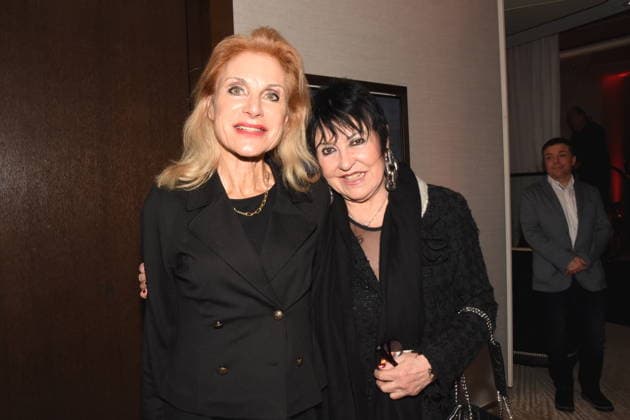 Dr Birgit Muth Moderatorin Ursula Ackermann-Kaefer Witwe Muenchen 01.12.2025 Hotel Vierjahreszeiten-Kempinski Buch Vorstellung von Fritz Egner Moderator -Mein Leben Zwischen Rhythm und Blues in Muenchen Foto Muenchen