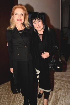 Dr Birgit Muth Moderatorin Ursula Ackermann-Kaefer Witwe Muenchen 01.12.2025 Hotel Vierjahreszeiten-Kempinski Buch Vorstellung von Fritz Egner Moderator -Mein Leben Zwischen Rhythm und Blues in Muenchen Foto Muenchen