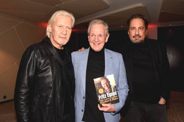 Johnny Logan Saenger Fritz Egner Moderator Autor Alexander Gernandt Musik Experte Bravo Chef a. D. Muenchen 01.12.2025 Hotel Vierjahreszeiten-Kempinski Buch Vorstellung von Fritz Egner Moderator -Mein Leben Zwischen Rhythm und Blues in Muenchen Foto Muenchen