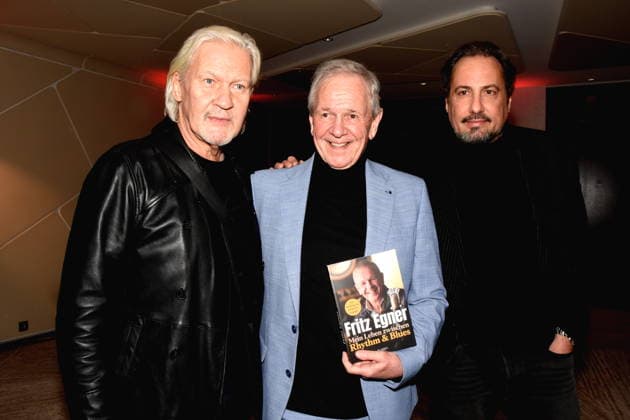 Johnny Logan Saenger Fritz Egner Moderator Autor Alexander Gernandt Musik Experte Bravo Chef a. D. Muenchen 01.12.2025 Hotel Vierjahreszeiten-Kempinski Buch Vorstellung von Fritz Egner Moderator -Mein Leben Zwischen Rhythm und Blues in Muenchen Foto Muenchen