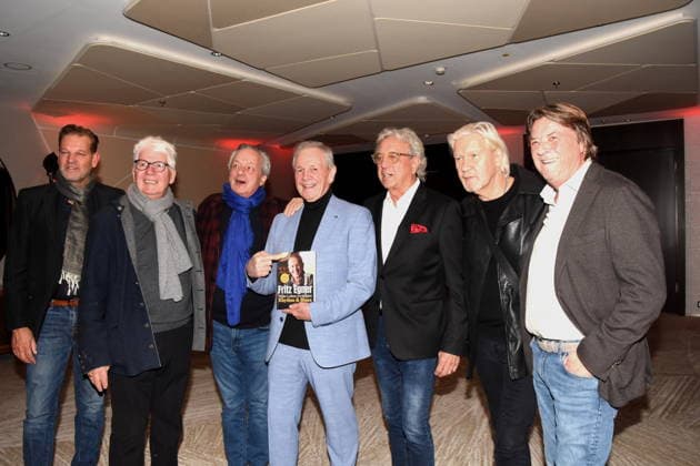 Kai Boecking Moderator Thomas M. Stein Musikmanager Franz Prinz von Auersberg Fritz Egner Moderator Autor Bernie Paul Saenger Musiker Johnny Logan Saenger Georg Dingler Gong GF. a.D Muenchen 01.12.2025 Hotel Vierjahreszeiten-Kempinski Buch Vorstellung von Fritz Egner Moderator -Mein Leben Zwischen Rhythm und Blues in Muenchen Foto Muenchen