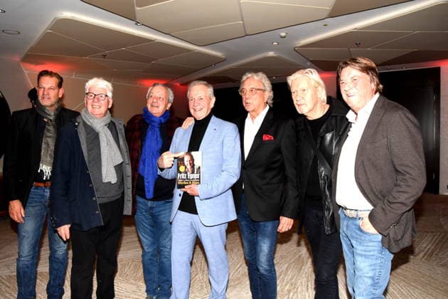 Kai Boecking Moderator Thomas M. Stein Musikmanager Franz Prinz von Auersberg Fritz Egner Moderator Autor Bernie Paul Saenger Musiker Johnny Logan Saenger Georg Dingler Gong GF. a.D Muenchen 01.12.2025 Hotel Vierjahreszeiten-Kempinski Buch Vorstellung von Fritz Egner Moderator -Mein Leben Zwischen Rhythm und Blues in Muenchen Foto Muenchen