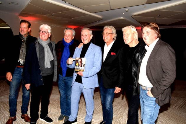 Kai Boecking Moderator Thomas M. Stein Musikmanager Franz Prinz von Auersberg Fritz Egner Moderator Autor Bernie Paul Saenger Musiker Johnny Logan Saenger Georg Dingler Gong GF. a.D Muenchen 01.12.2025 Hotel Vierjahreszeiten-Kempinski Buch Vorstellung von Fritz Egner Moderator -Mein Leben Zwischen Rhythm und Blues in Muenchen Foto Muenchen