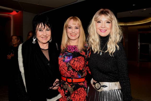 Ursula Ackermann Kaefer Witwe Sophie Adell Schauspielerin Cornelia Corba Schauspielerin Saengerin Muenchen 01.12.2025 Hotel Vierjahreszeiten-Kempinski Buch Vorstellung von Fritz Egner Moderator -Mein Leben Zwischen Rhythm und Blues in Muenchen Foto Muenchen