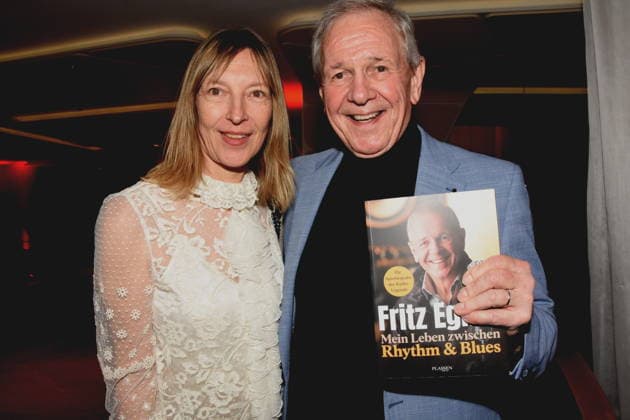 Yvonne Wirsing Journalistin Fritz Egner Moderator Autor Muenchen 01.12.2025 Hotel Vierjahreszeiten-Kempinski Buch Vorstellung von Fritz Egner Moderator -Mein Leben Zwischen Rhythm und Blues in Muenchen Foto Muenchen
