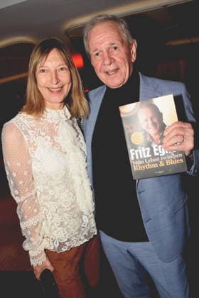 Yvonne Wirsing Journalistin Fritz Egner Moderator Autor Muenchen 01.12.2025 Hotel Vierjahreszeiten-Kempinski Buch Vorstellung von Fritz Egner Moderator -Mein Leben Zwischen Rhythm und Blues in Muenchen Foto Muenchen