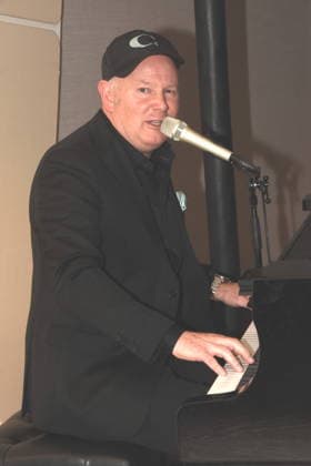 Charlie Glass Pianist Saenger Muenchen 01.12.2025 Hotel Vierjahreszeiten-Kempinski Buch Vorstellung von Fritz Egner Moderator -Mein Leben Zwischen Rhythm und Blues in Muenchen Foto Muenchen