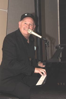 Charlie Glass Pianist Saenger Muenchen 01.12.2025 Hotel Vierjahreszeiten-Kempinski Buch Vorstellung von Fritz Egner Moderator -Mein Leben Zwischen Rhythm und Blues in Muenchen Foto Muenchen