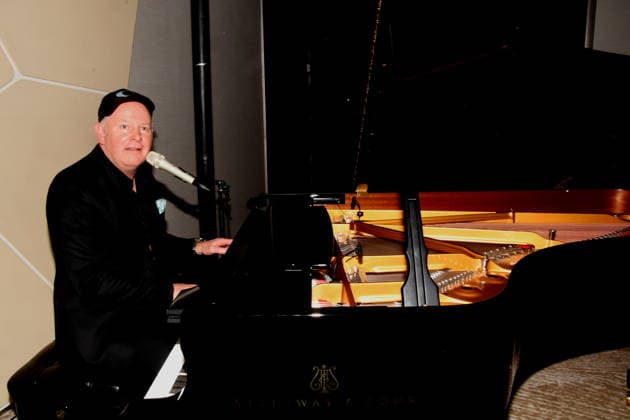 Charlie Glass Pianist Saenger Muenchen 01.12.2025 Hotel Vierjahreszeiten-Kempinski Buch Vorstellung von Fritz Egner Moderator -Mein Leben Zwischen Rhythm und Blues in Muenchen Foto Muenchen