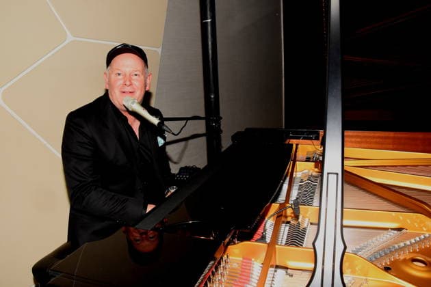 Charlie Glass Pianist Saenger Muenchen 01.12.2025 Hotel Vierjahreszeiten-Kempinski Buch Vorstellung von Fritz Egner Moderator -Mein Leben Zwischen Rhythm und Blues in Muenchen Foto Muenchen