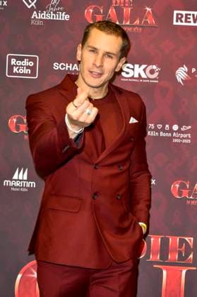 ABBkoeln: Lukas Sauer Schauspieler zu Gast auf dem roten Teppich bei der Charity Aids Gala im Musical Dome Koeln am 01.12.2025 NRW Deutschland