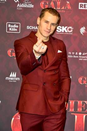 ABBkoeln: Lukas Sauer Schauspieler zu Gast auf dem roten Teppich bei der Charity Aids Gala im Musical Dome Koeln am 01.12.2025 NRW Deutschland