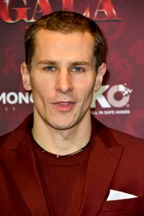 ABBkoeln: Lukas Sauer Schauspieler zu Gast auf dem roten Teppich bei der Charity Aids Gala im Musical Dome Koeln am 01.12.2025 NRW Deutschland