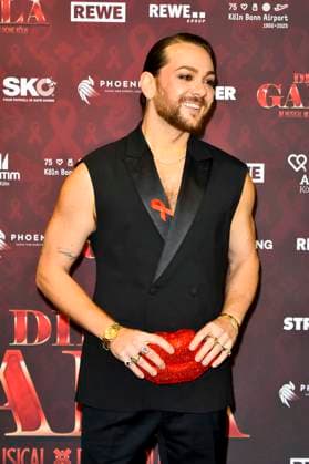 ABBkoeln: Riccardo Simonetti Moderator und Autor zu Gast auf dem roten Teppich bei der Charity Aids Gala im Musical Dome Koeln am 01.12.2025 NRW Deutschland