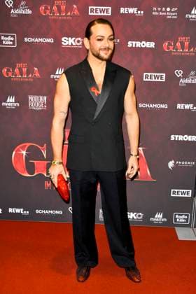 ABBkoeln: Riccardo Simonetti Moderator und Autor zu Gast auf dem roten Teppich bei der Charity Aids Gala im Musical Dome Koeln am 01.12.2025 NRW Deutschland