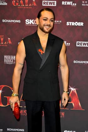 ABBkoeln: Riccardo Simonetti Moderator und Autor zu Gast auf dem roten Teppich bei der Charity Aids Gala im Musical Dome Koeln am 01.12.2025 NRW Deutschland